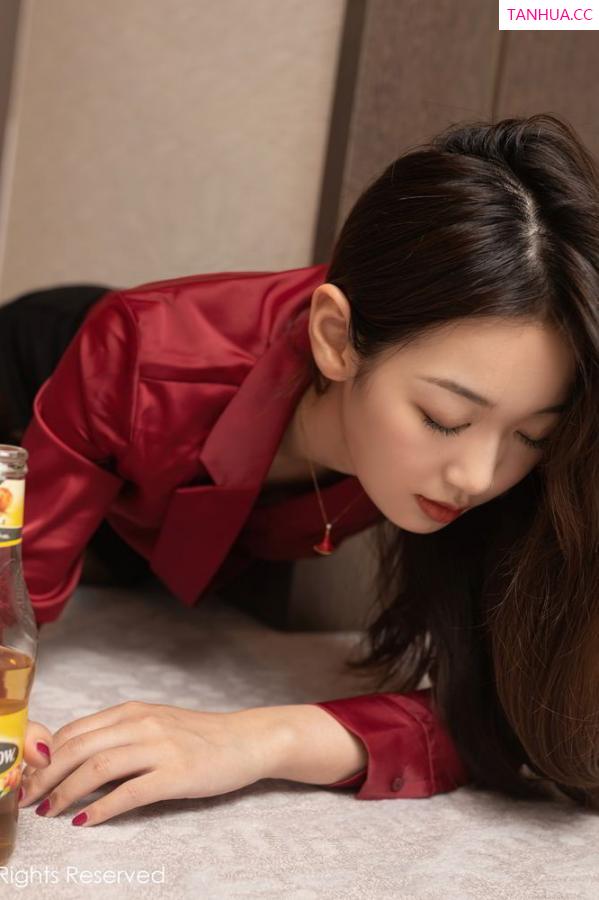 唐安琪  宅男女神唐安琪 下班之后酗酒买醉第25张图片